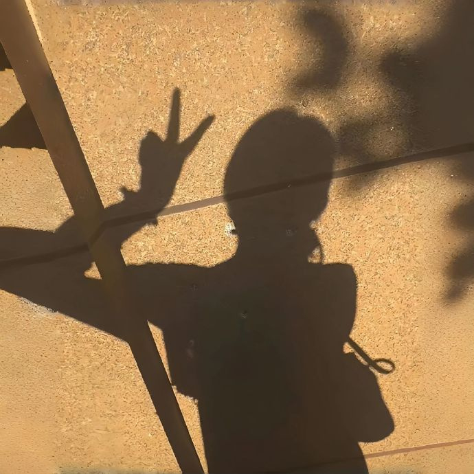 “别总因为迁就别人 而委屈了自己，   这个世界上没有几个人 值得你弯腰” 