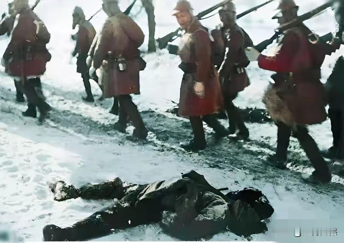 一群日本鬼子扛着枪，从雪地上走过，看他们的穿着打扮，以及路面的状况，应该是在东北