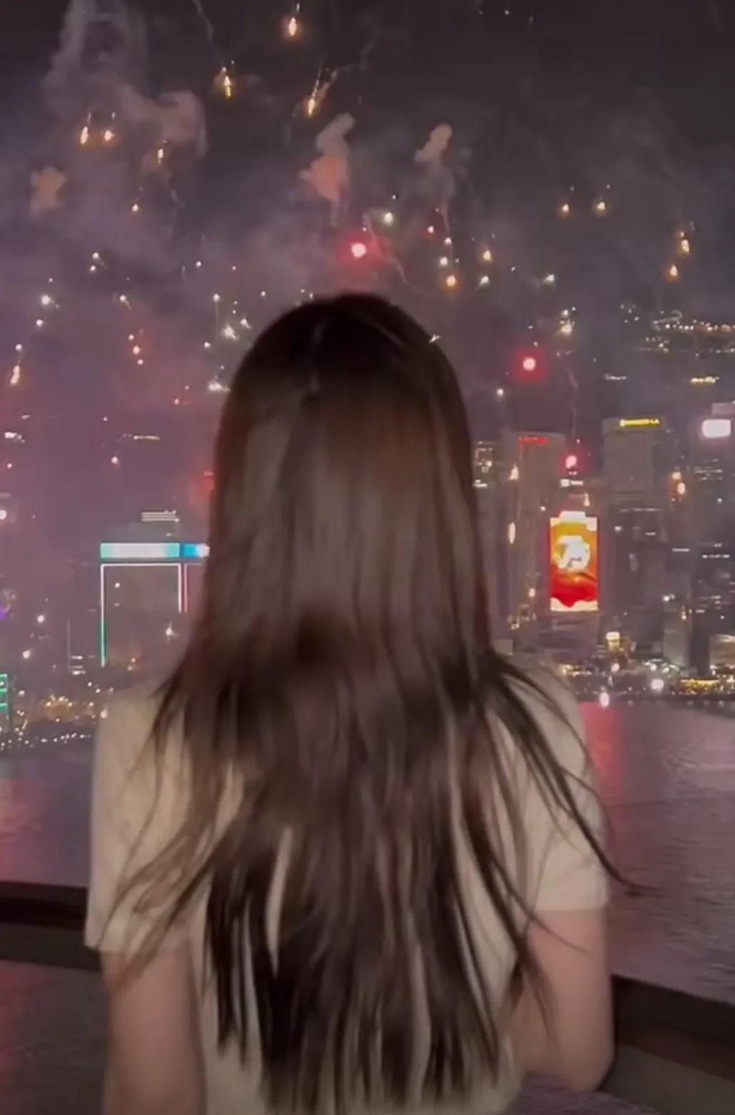 杨颖离婚后的颜值越来越年轻了，国庆看烟花的视频真的是美翻了。#杨颖颜值巅峰# #