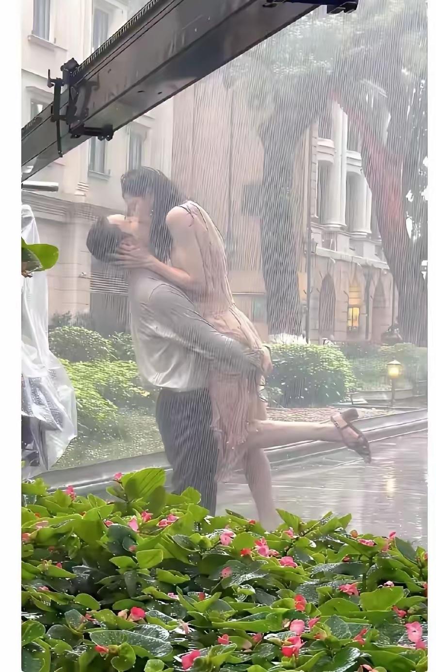 这两个人的关系不是演戏就是情人关系！在大庭广众之下就如此控制不住内心的狂热，让人