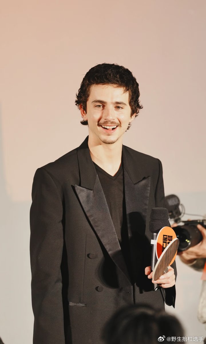 甜茶苦练买票发音上场就忘甜茶在首映礼反复练习中文“买票”，认真又呆萌，结果一上台