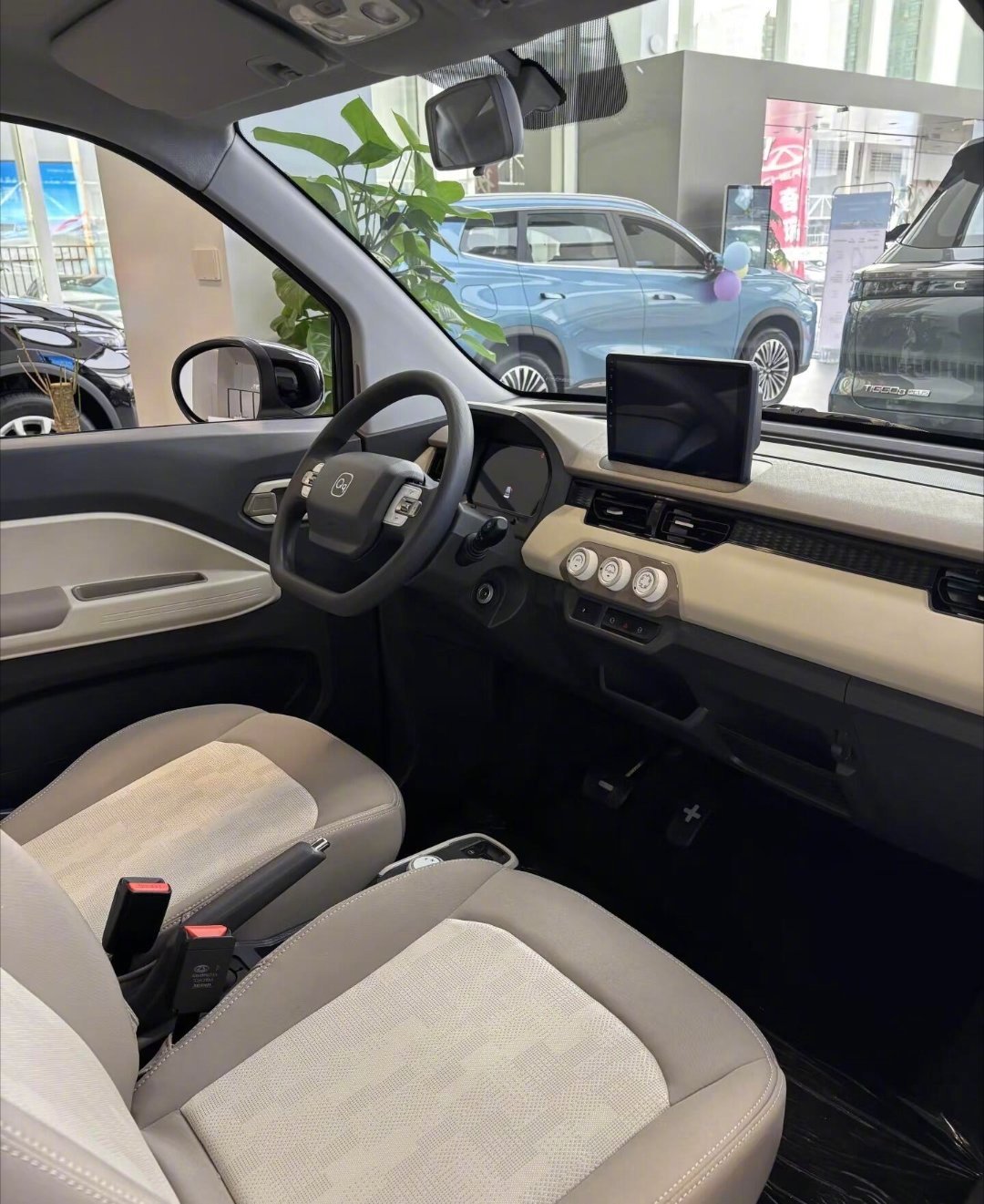 快充半小时就能充满，续航220公里，城里代步绰绰有余，停车掉头一把过，新手福音。