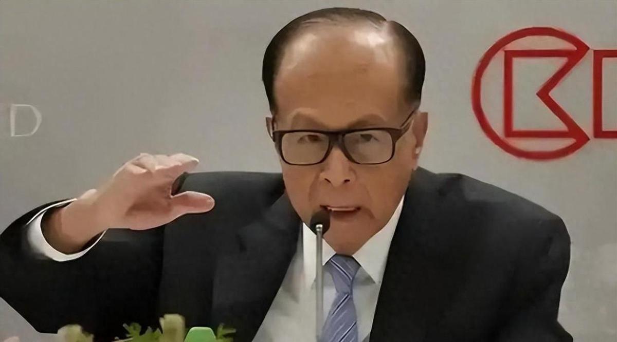 中国不挽留，美国不收留，被夹在中间的李嘉诚，终于玩不转了！大公报四次三番喊话，被