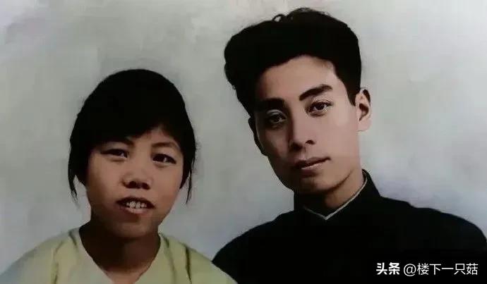 周总理和夫人邓颖超的结婚照，那个时候的两人风华正茂，面对镜头眼里满是对未来的无限