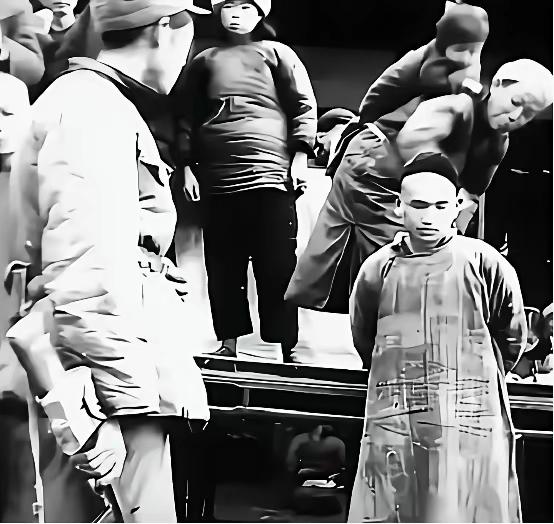 1953年，南京雨花台。秦改朝正溜达，瞅见巷子里摆摊的两口子吵翻天。

那男的嗓