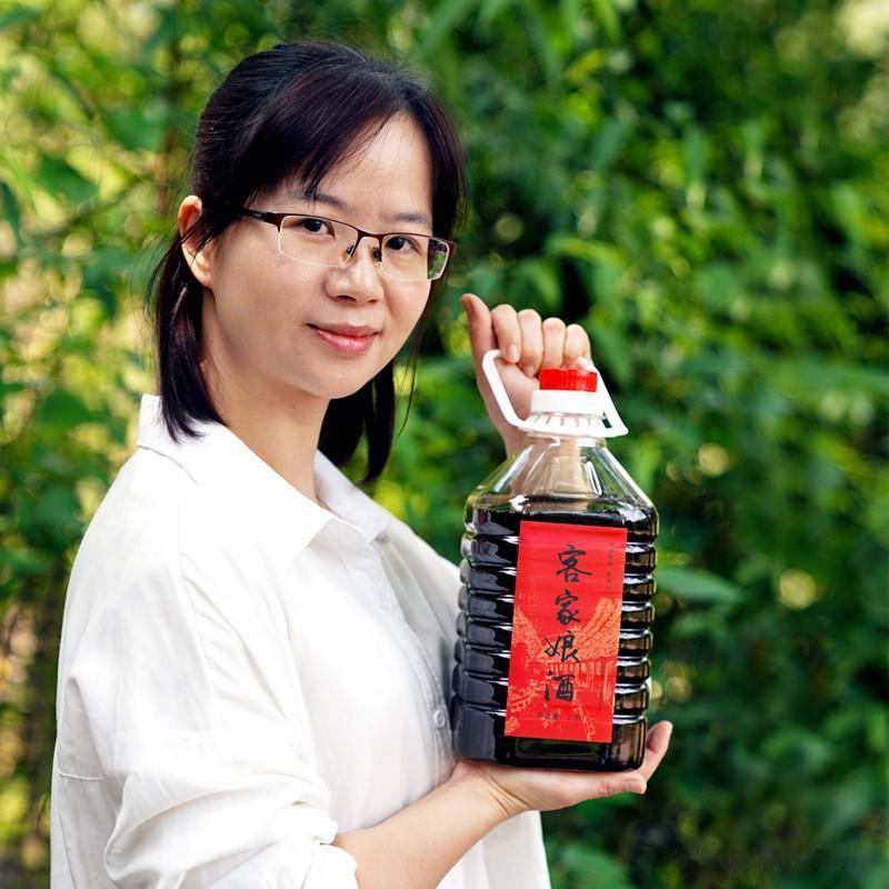 为什么客家人产后只能吃娘酒鸡？
在客家地区，生孩子做月子吃一个月的娘酒鸡酒是怎么