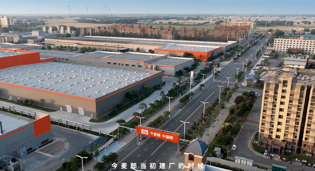 看河北麦收成了网友的顶级疗愈金黄麦浪翻涌成海，隆隆收割机驶过就卷起满场麦香，颗颗