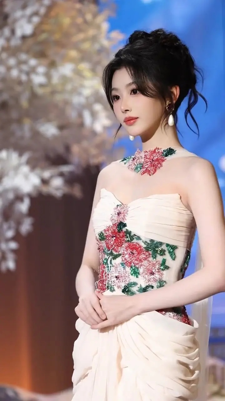 孔雪儿今日活动 好美好美的人间水蜜桃🥹身形很优越 