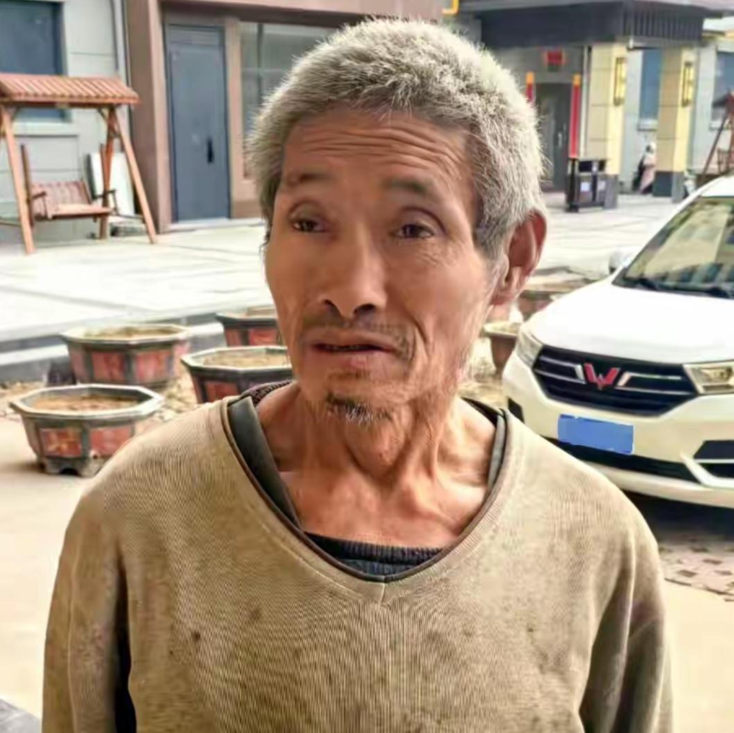 你能想象吗？2025 年，一位近七旬老人被警方意外发现，送回老家，竟与失散 30