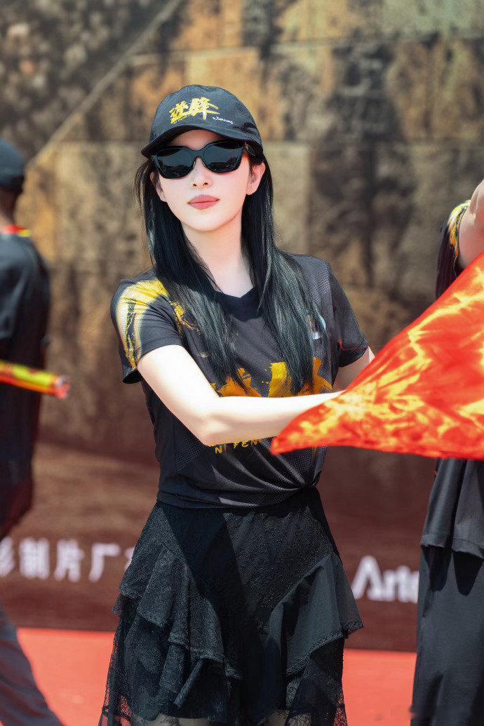 阚清子新电影逆锋开机 阚清子新电影开机大吉！现场状态真的好好，期待姐姐在《逆锋》