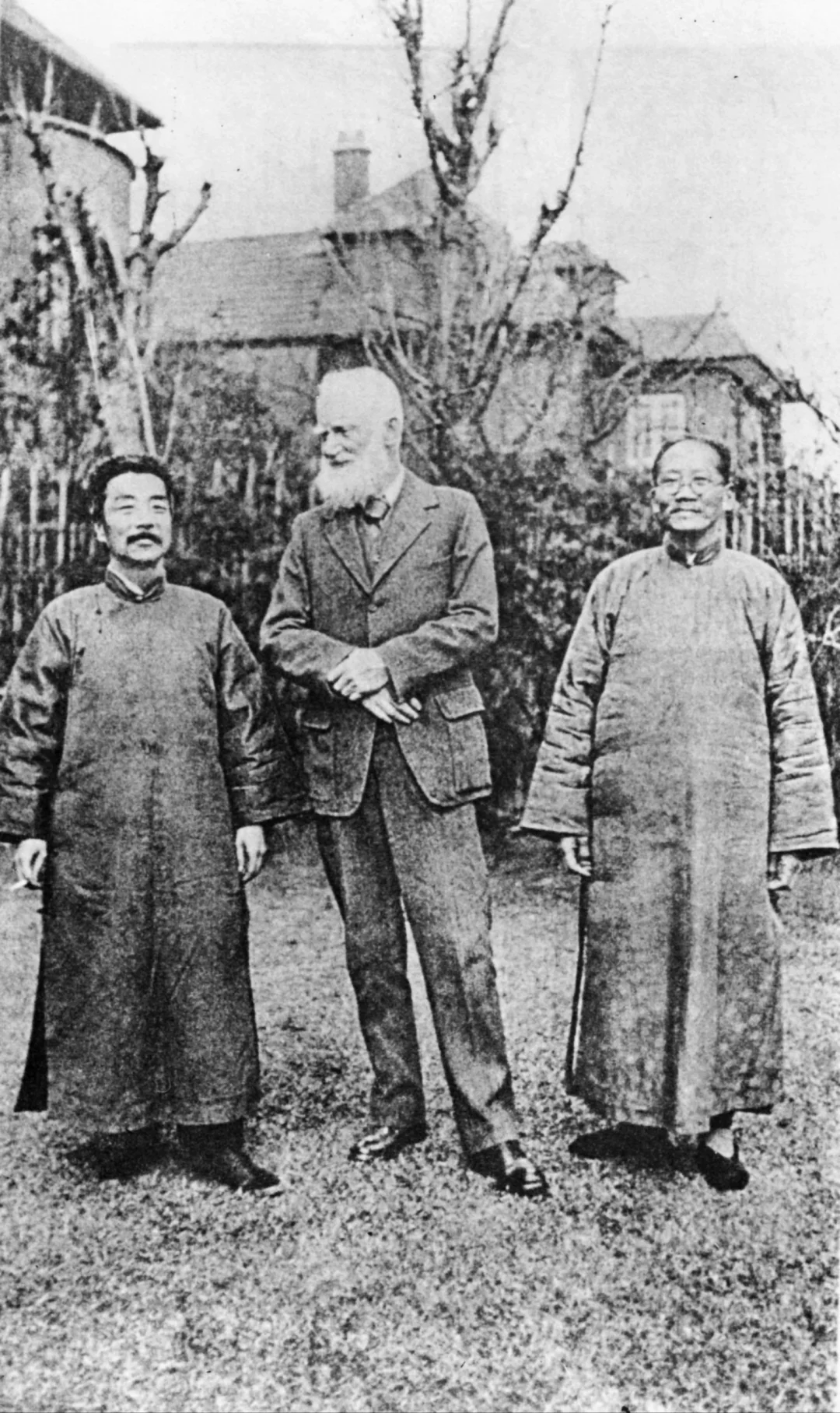 肖伯纳，英国进步的剧作家，评论家。一九三三年到中国游历，受到鲁迅等的热...