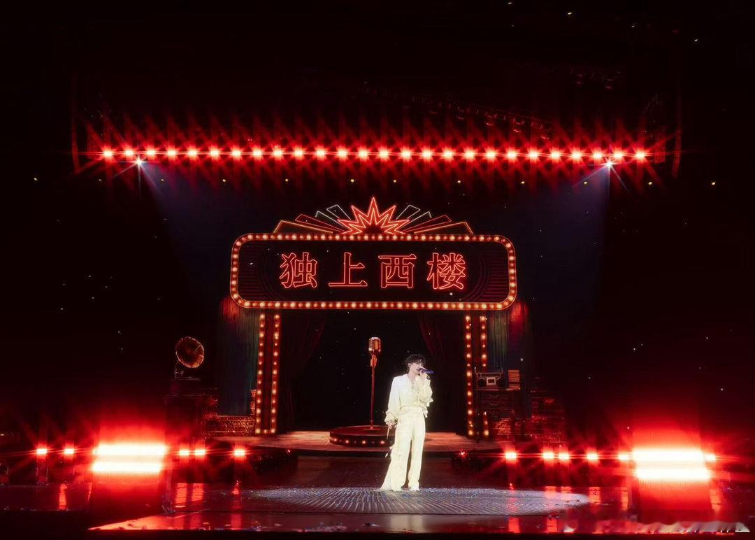周深灯火里的中国现场版周深被观众唱功震撼了致敬平凡与热爱，周深倾情演唱，武汉观众