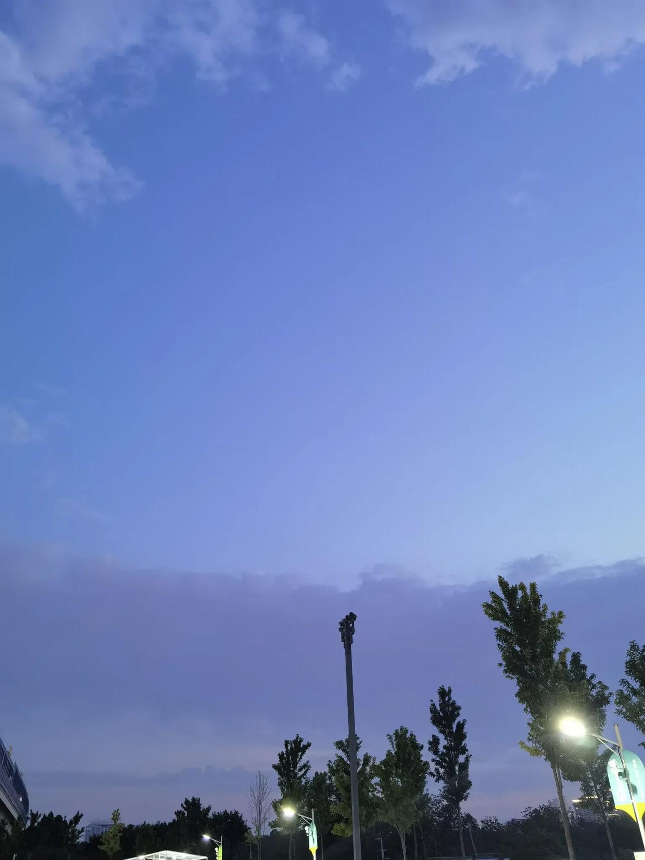 今晚20:10西安城区及西南局部地区乌云密布，估计明天还会有小雨，请各位朋友拭目