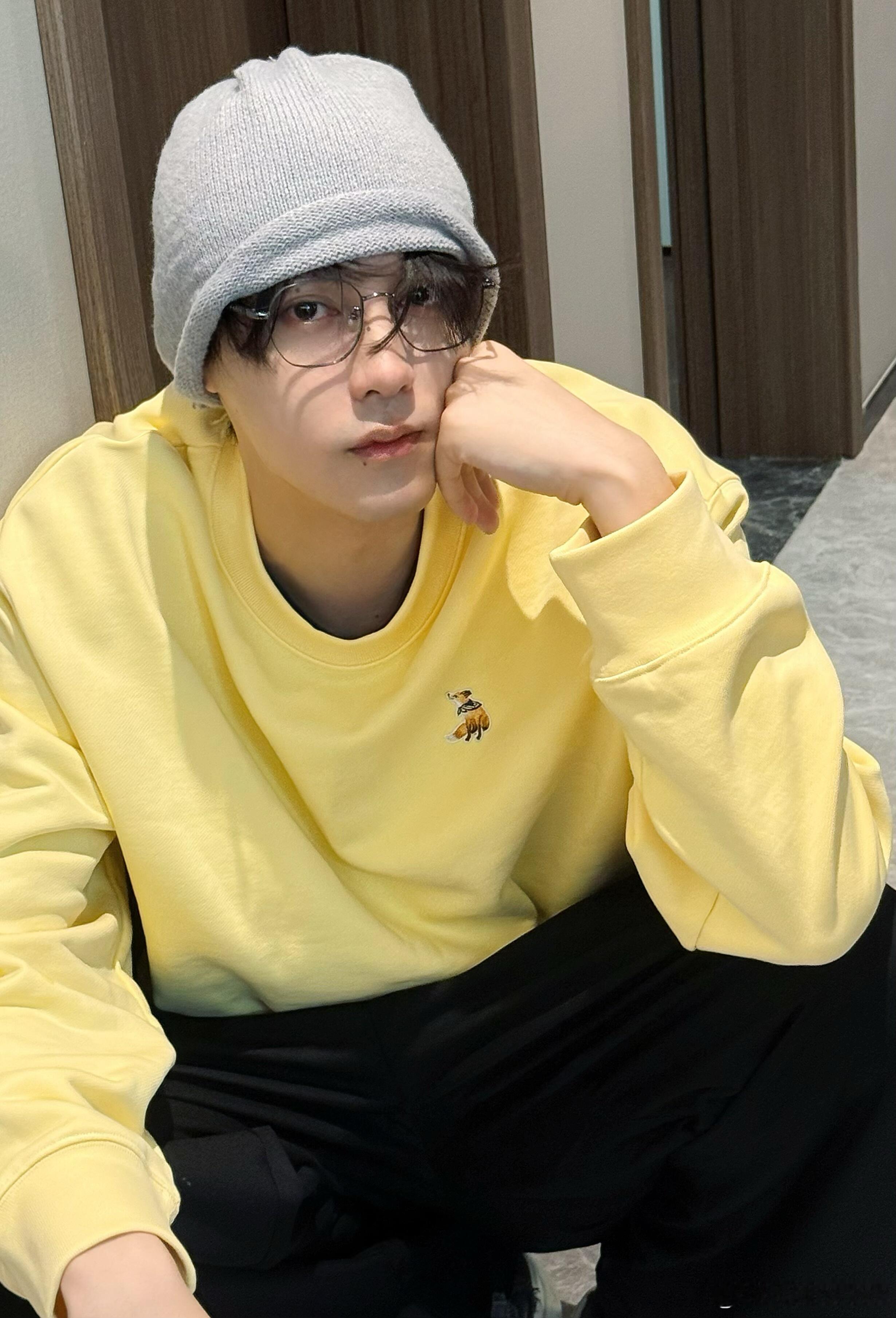 田栩宁 柠檬黄上线！田栩宁穿这件卫衣也太好看了，软萌针织帽+眼镜杀，干净又治愈，