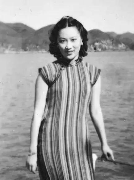 一次军统内部大型聚餐，军统科长李修凯带着容貌姣好的妻子一同赴宴，全程被戴笠紧盯不