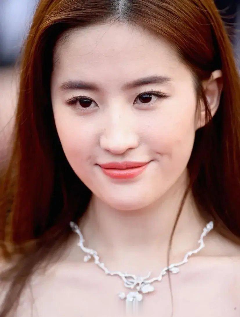 有位摄影师对刘亦菲说：“离近了拍你，好像也没那么好看啊！看不出来什么天仙颜值。”