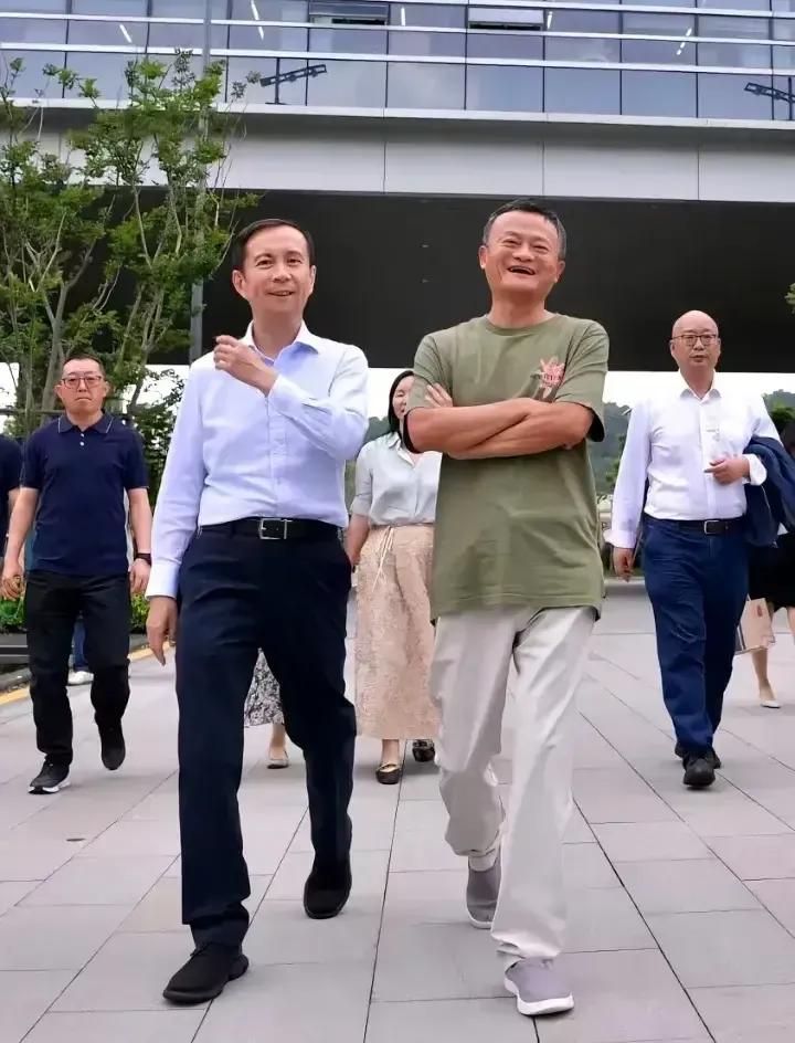 马云也开始穿内增高了，这次竟然穿了一双不到两百块的运动鞋，鞋底很厚，个子比张勇还