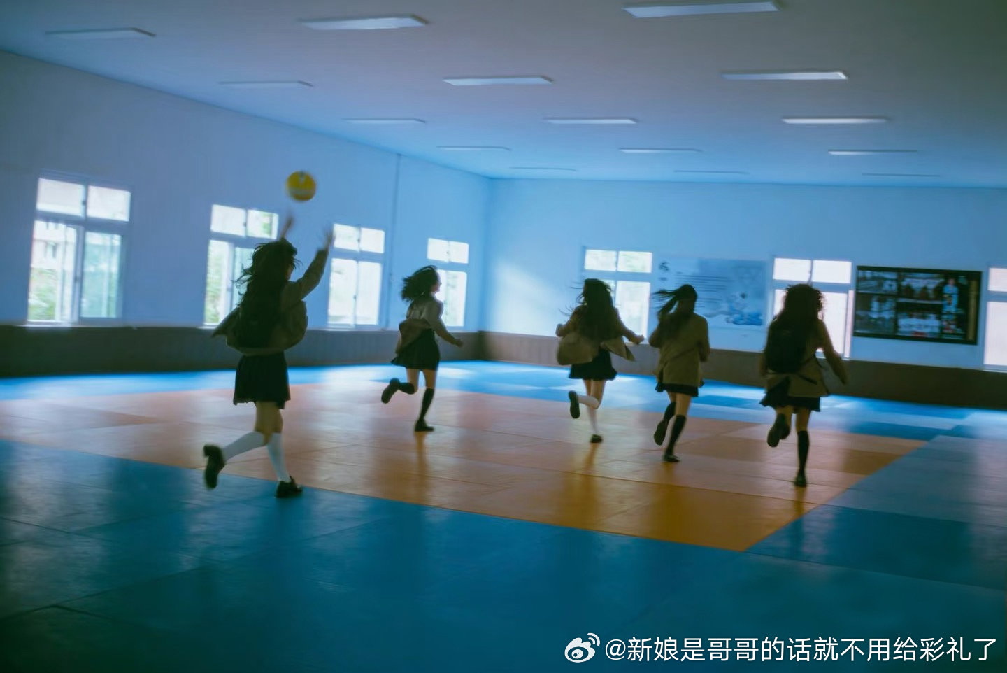 鲸味在于一种独立而灵动的时空意识，音乐风格和视觉美学从来不追赶当下的浪尖，而是不