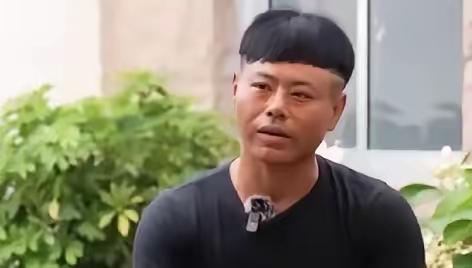 威海深夜巨浪吞没父子，母亲跪地哭喊无人敢救！退役消防员一句话让全场泪崩！

海风