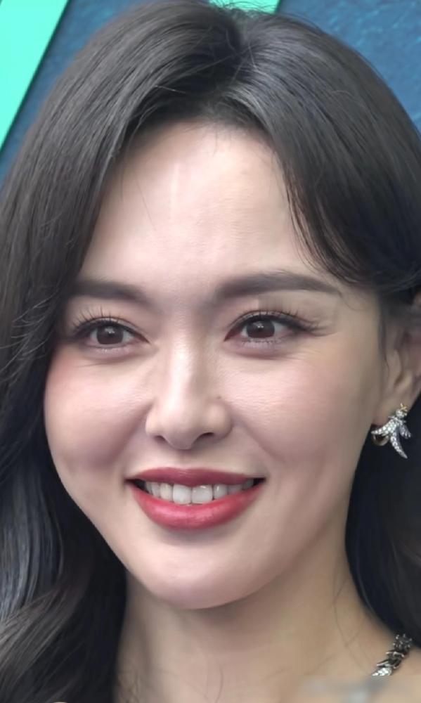 你还在掉发？唐嫣头发密到不真实，全靠这招逆天改命！
那张近景照，你放大看，头皮