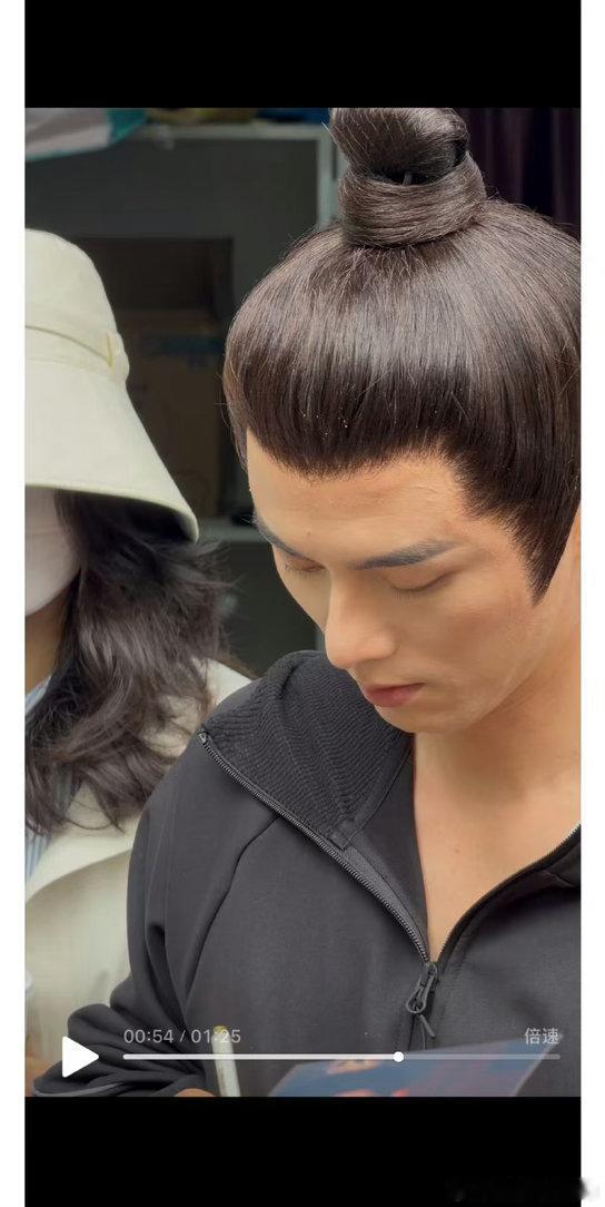 叶祖新的脸怎么了剧组用劣质胶水头套粘太紧撕不下来导致的，确实演戏有点幸苦了🥲 