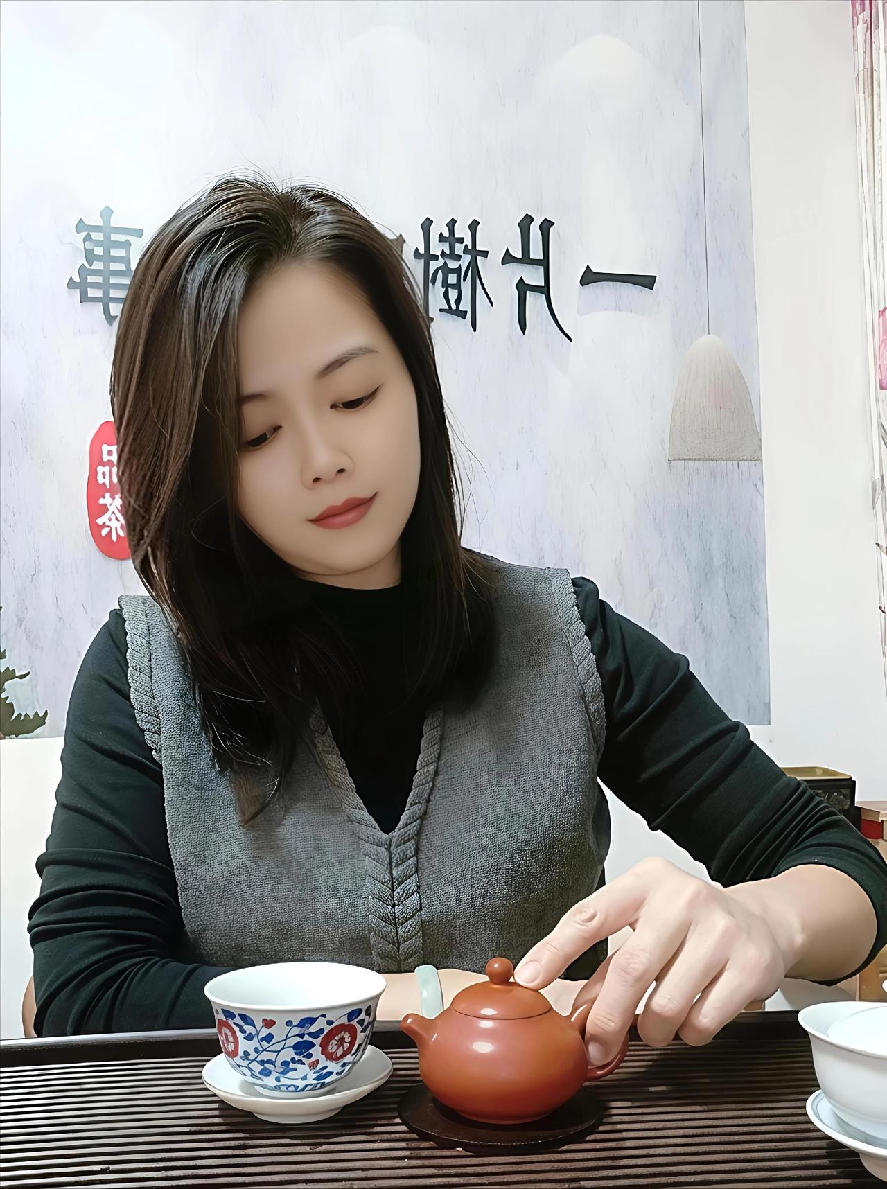 年轻时拼命减肥，现在才知道，有肉肉的女人更有气质，皮肤饱满不显老