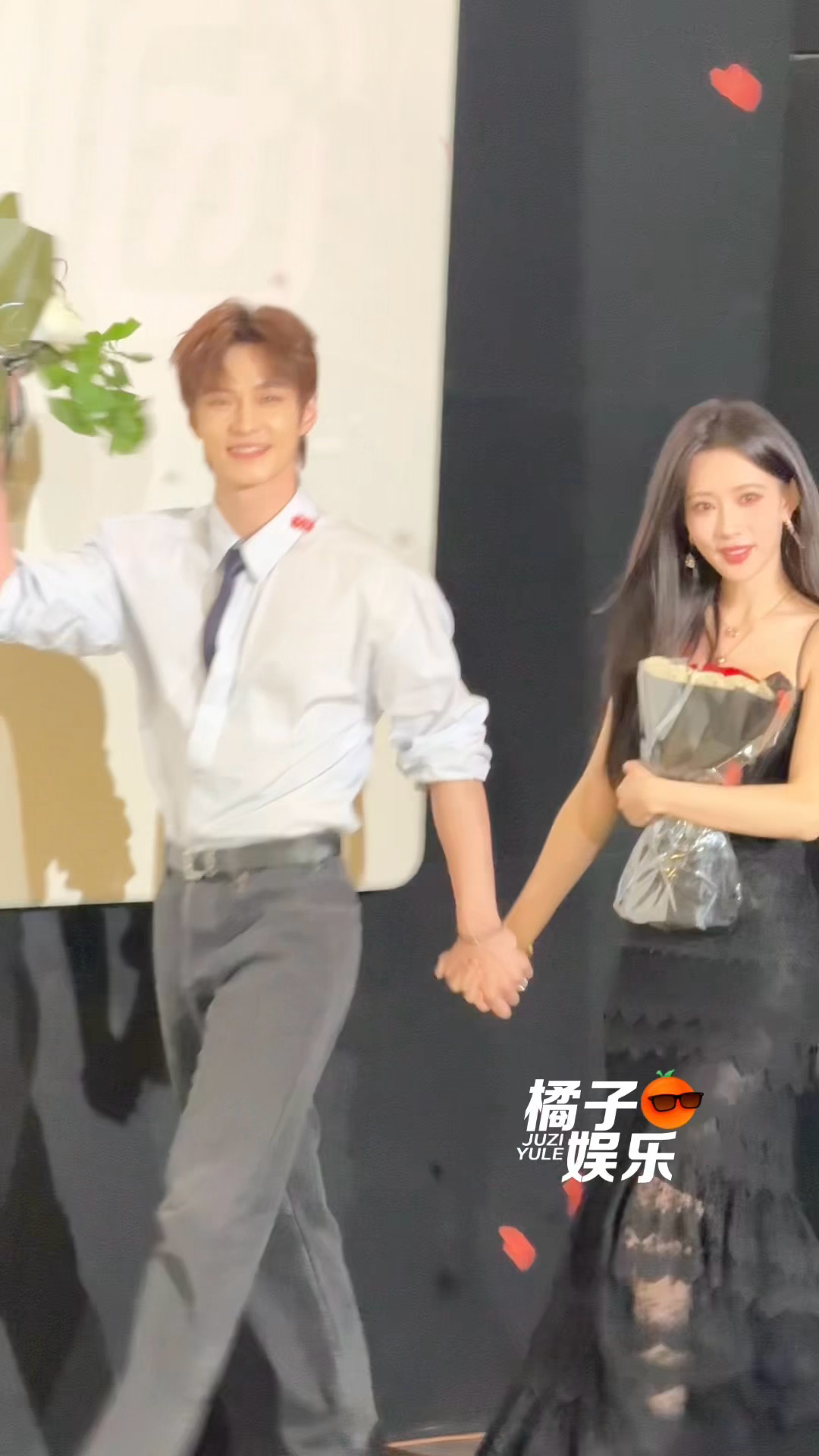 何与你真的又争又抢就这么水灵灵地牵上了！孟子义何与牵手入场