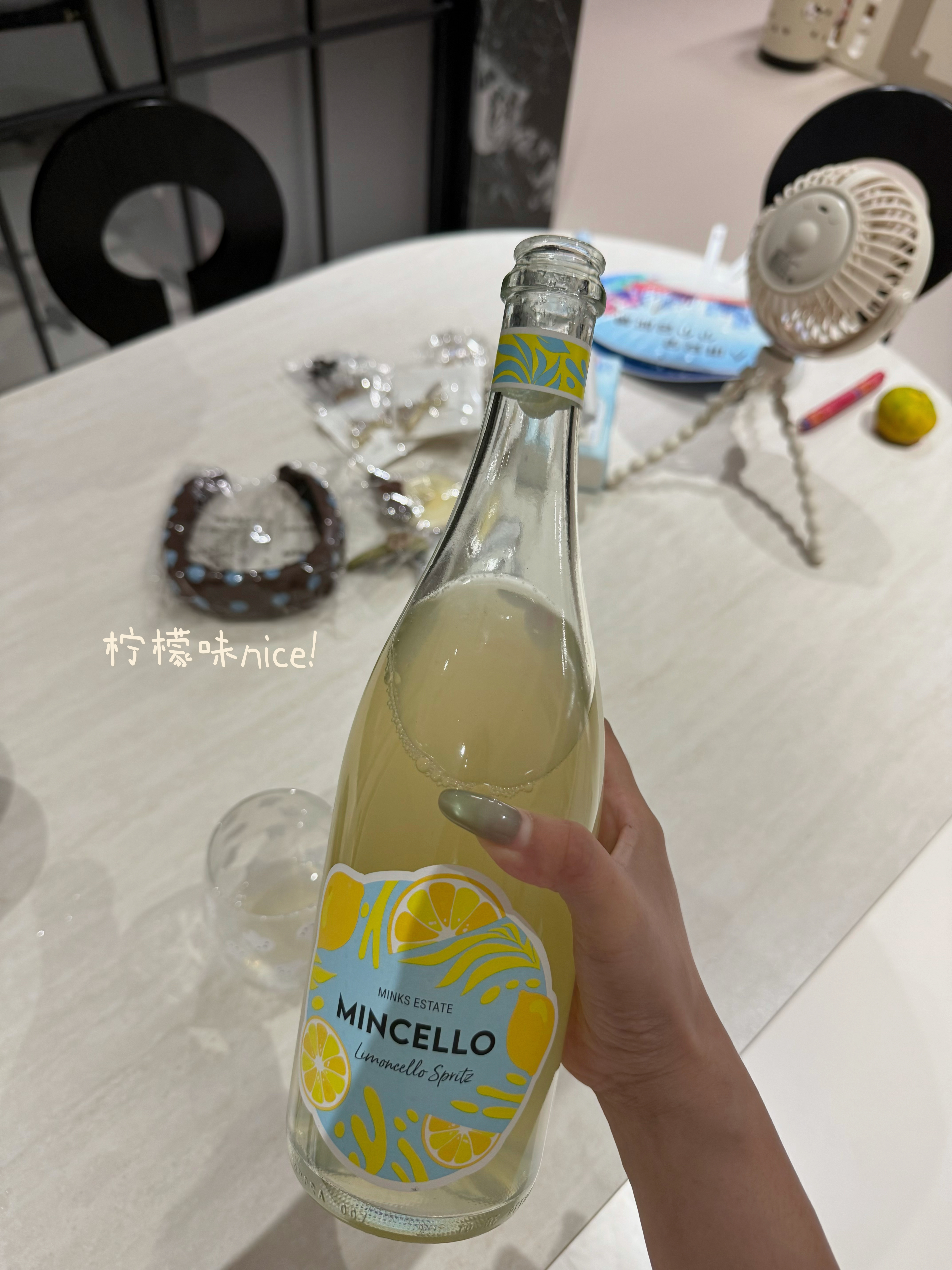 不知道你们会不会和我一样 看到柠檬味的饮品就走不动道了！！！这个柠檬味的起泡酒好
