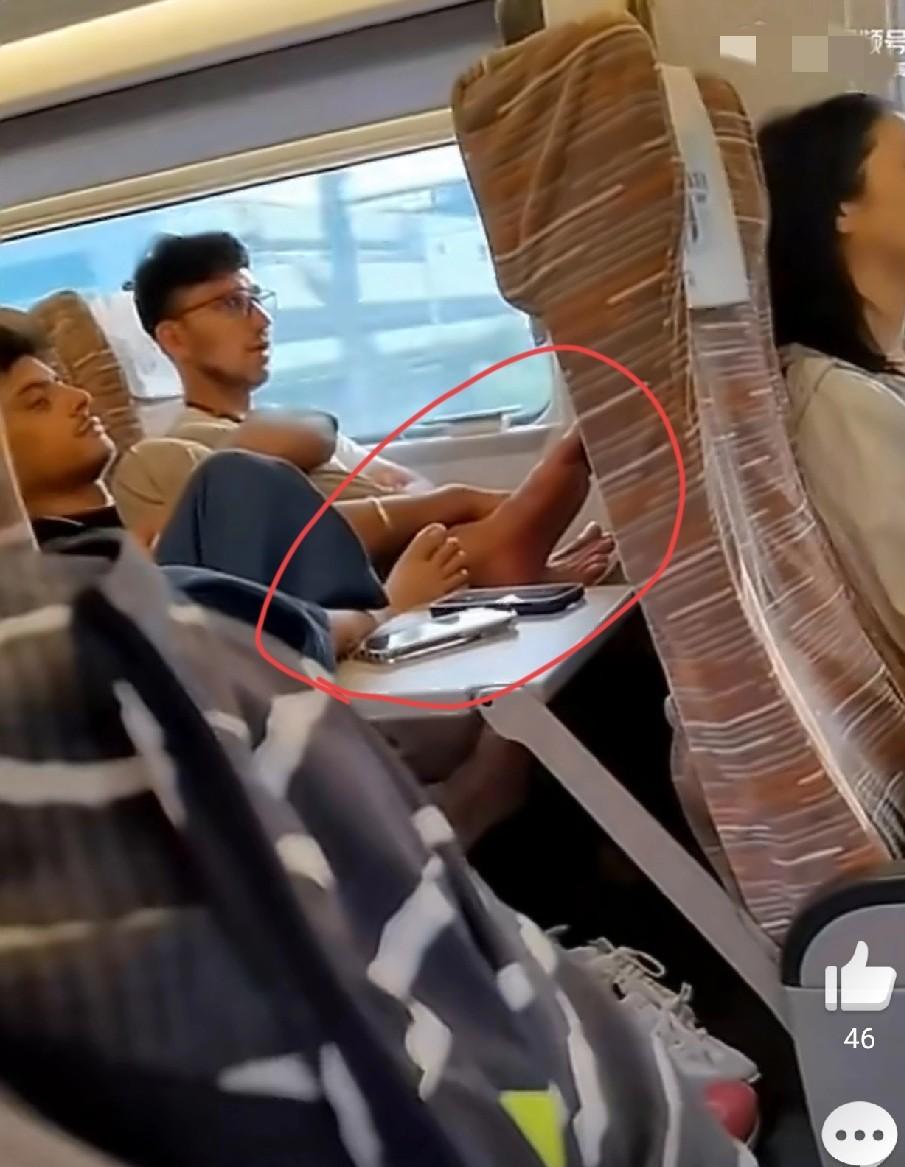 高铁小桌板上留着脚印，

乘务员看着没说话，

到底算谁的错？

最近坐高铁，好