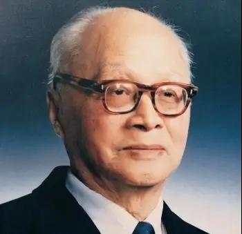 1960 年，苏联违约，召回了在华科学家，临走时，一苏联专家悄悄二机部部长说：“