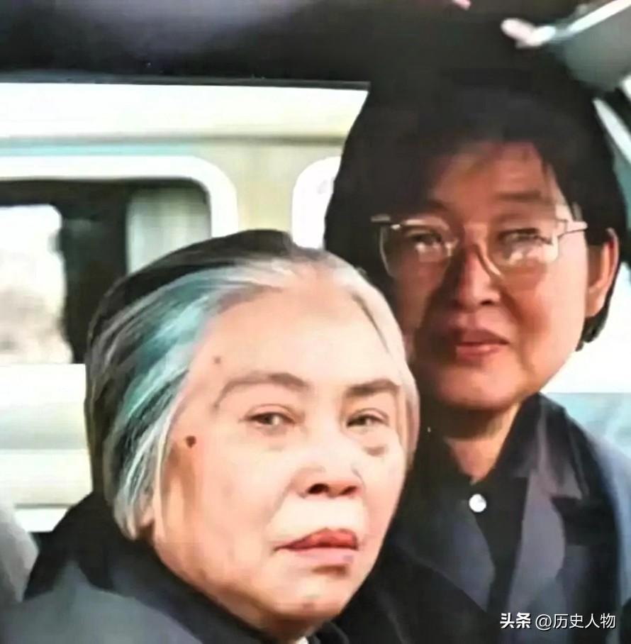 70岁的贺子珍和女儿李敏来到毛主席纪念堂时的合影，贺子珍眼圈泛红，这一刻格外让人