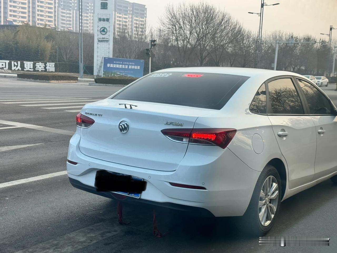 好家伙，这辆车装了一个大号的尾翼，车主真有才啊。