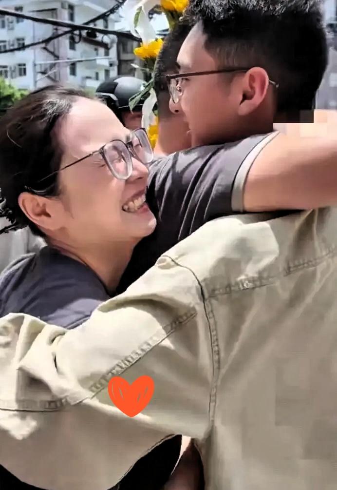 谁能看完这个画面不瞬间破防？高考考场外这一幕，藏着最戳心也最坚韧的母爱。

四川