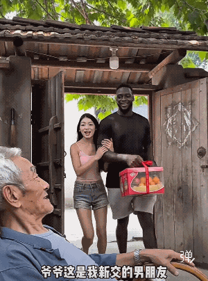 视频里的7856=去吧不留，爷爷用暗号表达嫌弃。配上孙女"大学白读"的吐槽，把代