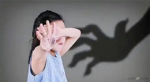 对校园性侵零容忍，从以下几点谨防。
   12月23日，湖南一小学校长性侵多名学