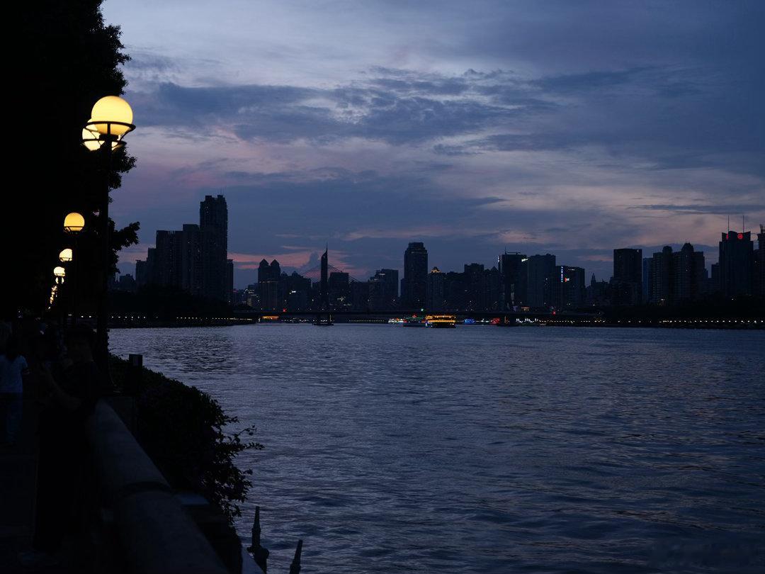 美妙的蓝调夜晚时刻，广州滨江东的夜时光日落黄昏蓝调 富士GF35-70 广州·滨