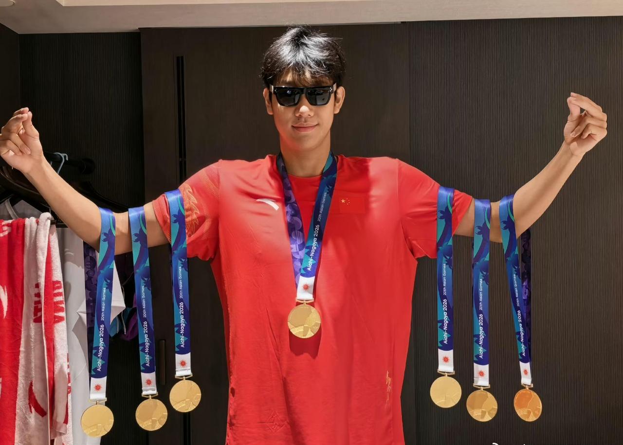 可算是知道了，
张展硕 7 金都没能拿 MVP，
不是因为他不厉害，而是因为 1