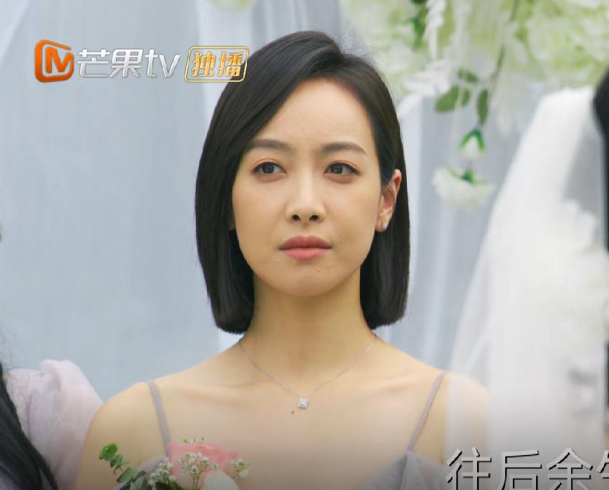 温暖的甜蜜的第38集，齐家宜和焦岳的婚礼上，凌骄阳看向南飞的眼神令人心碎。作为伴