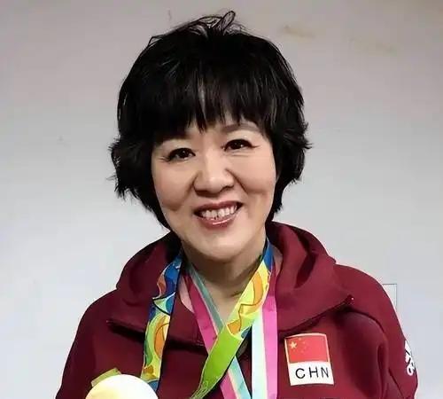 郎平说做名人太不容易了，去医院看望生病的姐姐，被大夫和护士以及病人家属围了个水泄