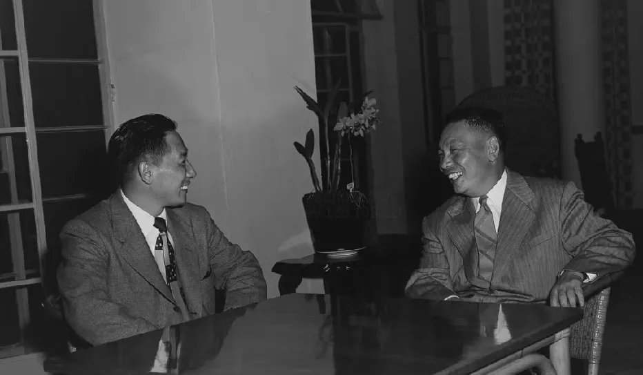 年轻时的蒋经国与弟弟蒋纬国的一张留影，兄弟俩谈笑风生虽然不是亲兄弟但胜似亲兄弟。
