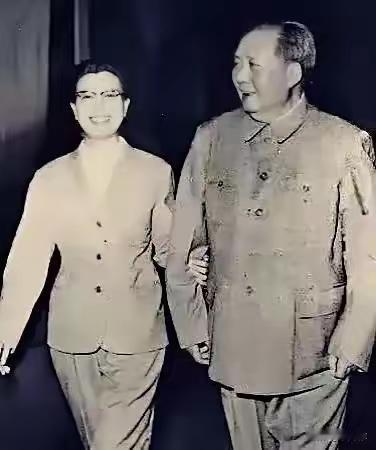 毛主席，人民无限怀念您！
这张照片里，六十年代的毛主席，身材伟岸挺拔。高大的形象