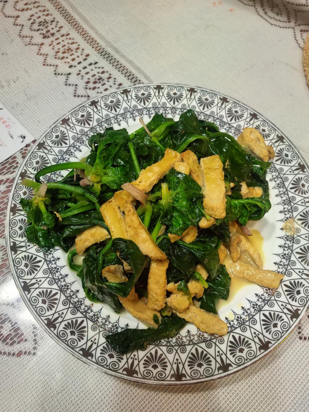 【爆款标题】  
“菠菜炒豆：素菜界的“隐藏神技”，吃一口就停不下来！”

【正