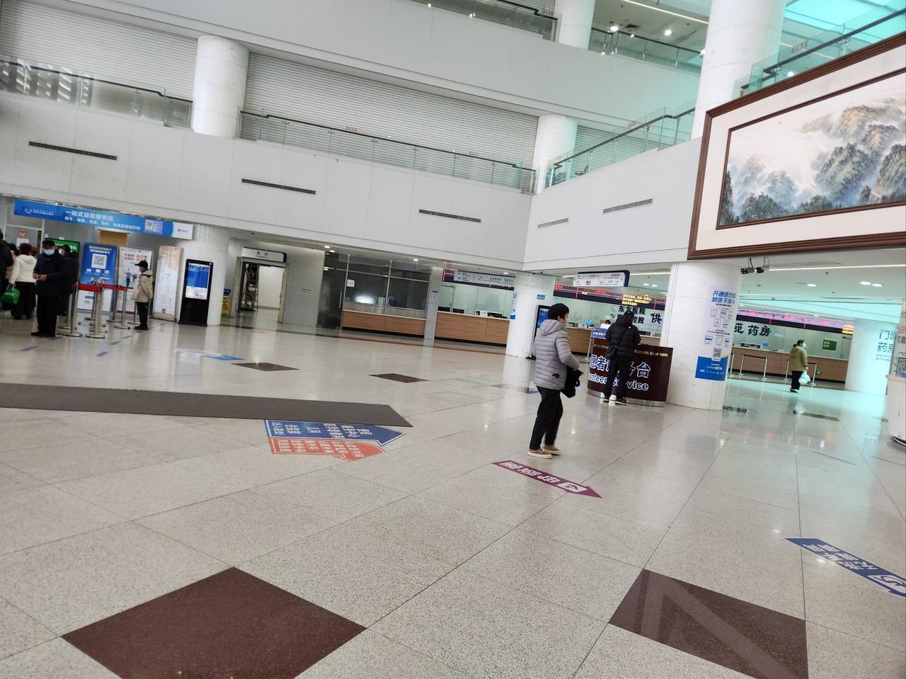 我在医院见到了一幕极其扎心的场景。
一位头发花白的老人，半搀半抱着一个三十来岁的