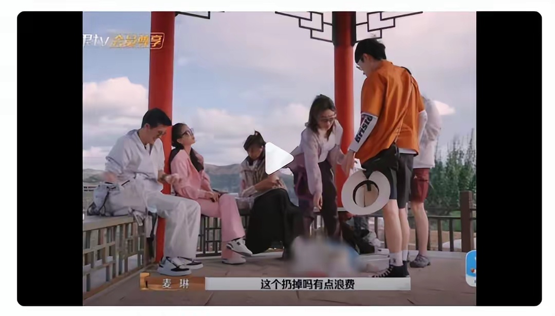 熏鸡事变大结局 六个人打开了两只熏鸡没吃完，李行亮担心晚上没东西吃，想把留下的熏