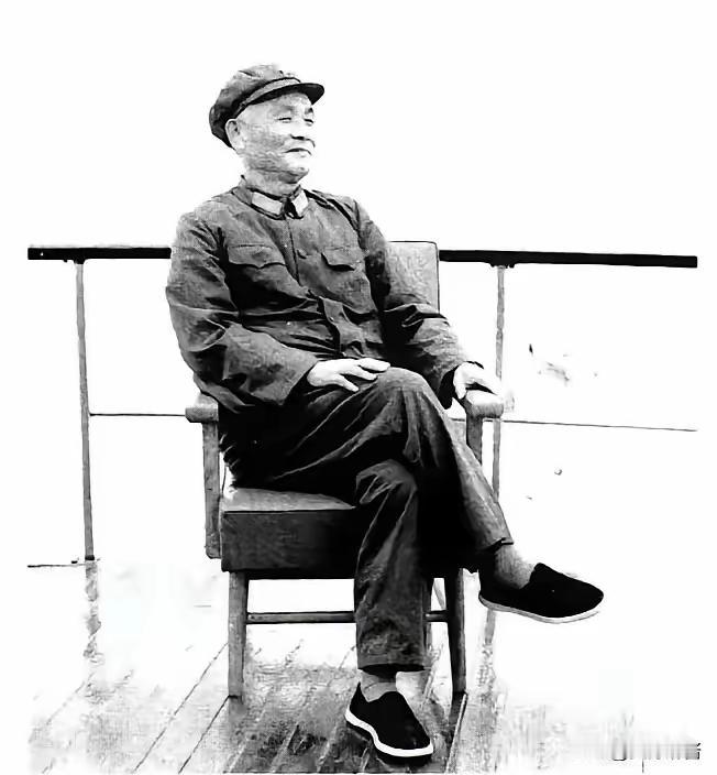1985年，72岁的开国中将杜义德，将在空军服役的小儿子杜伟，主动调到陆军野战军