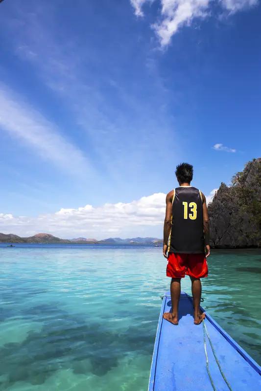 这种挑衅行为背后，交织着多重复杂的动因与算计，既反映了菲律宾国内政治生态的特殊需