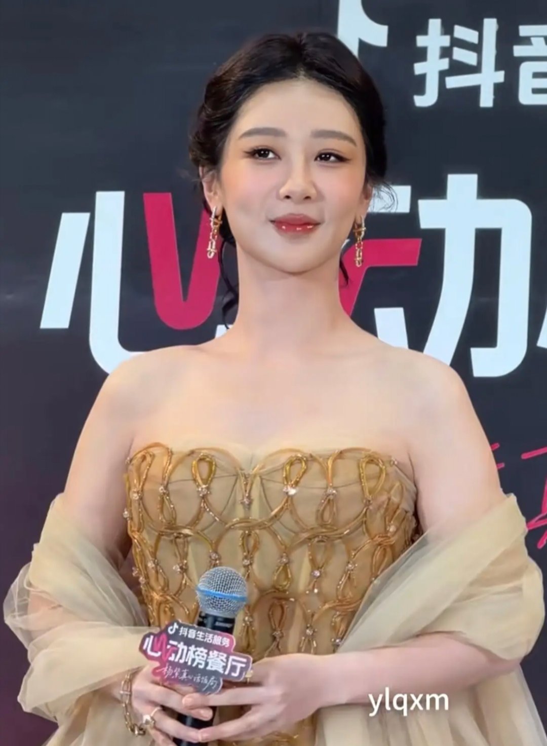 杨紫身穿金色薄纱抹胸高定，配低盘发，典雅大气 