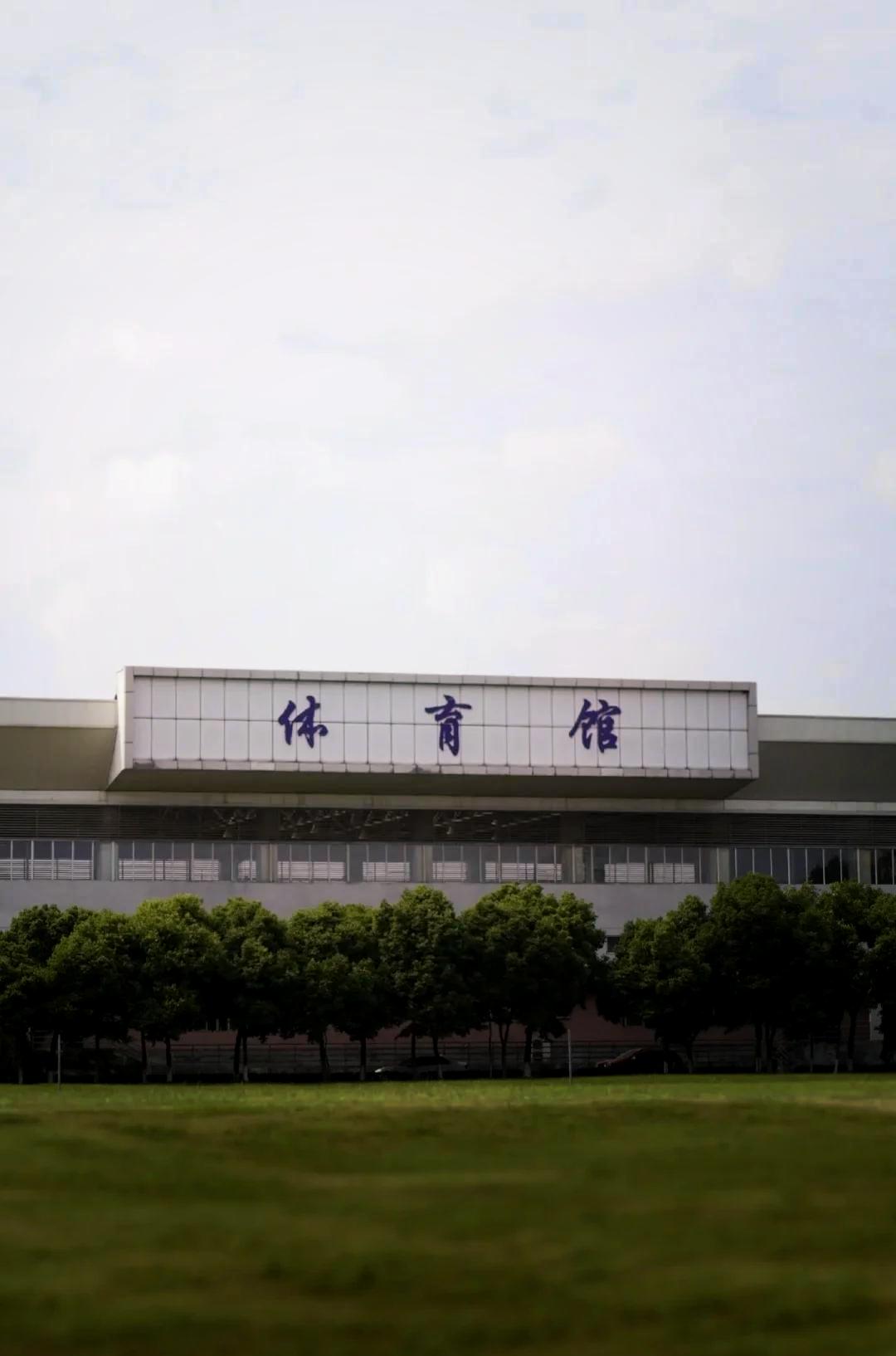 表妹电子科大毕业之后面临2个选择，一个工作是在北京，年薪80万；一个工作是在成都