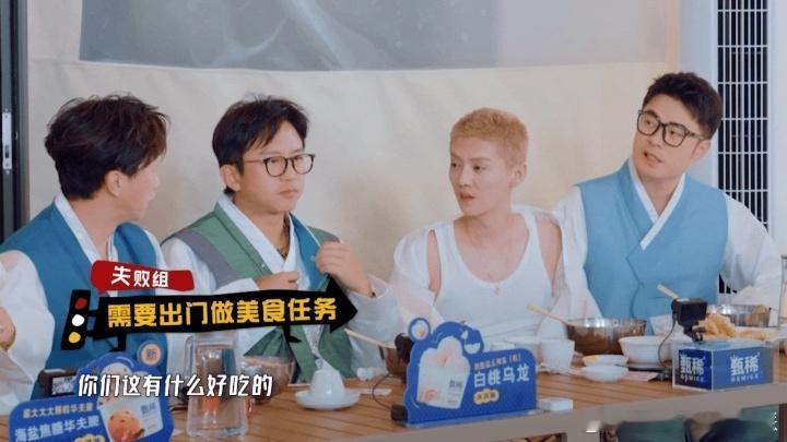 鹿晗吃晕碳了鹿晗寸头工字背心哈哈哈哈哈 鹿晗吃完冷面的状态格外有趣，目光直勾勾看