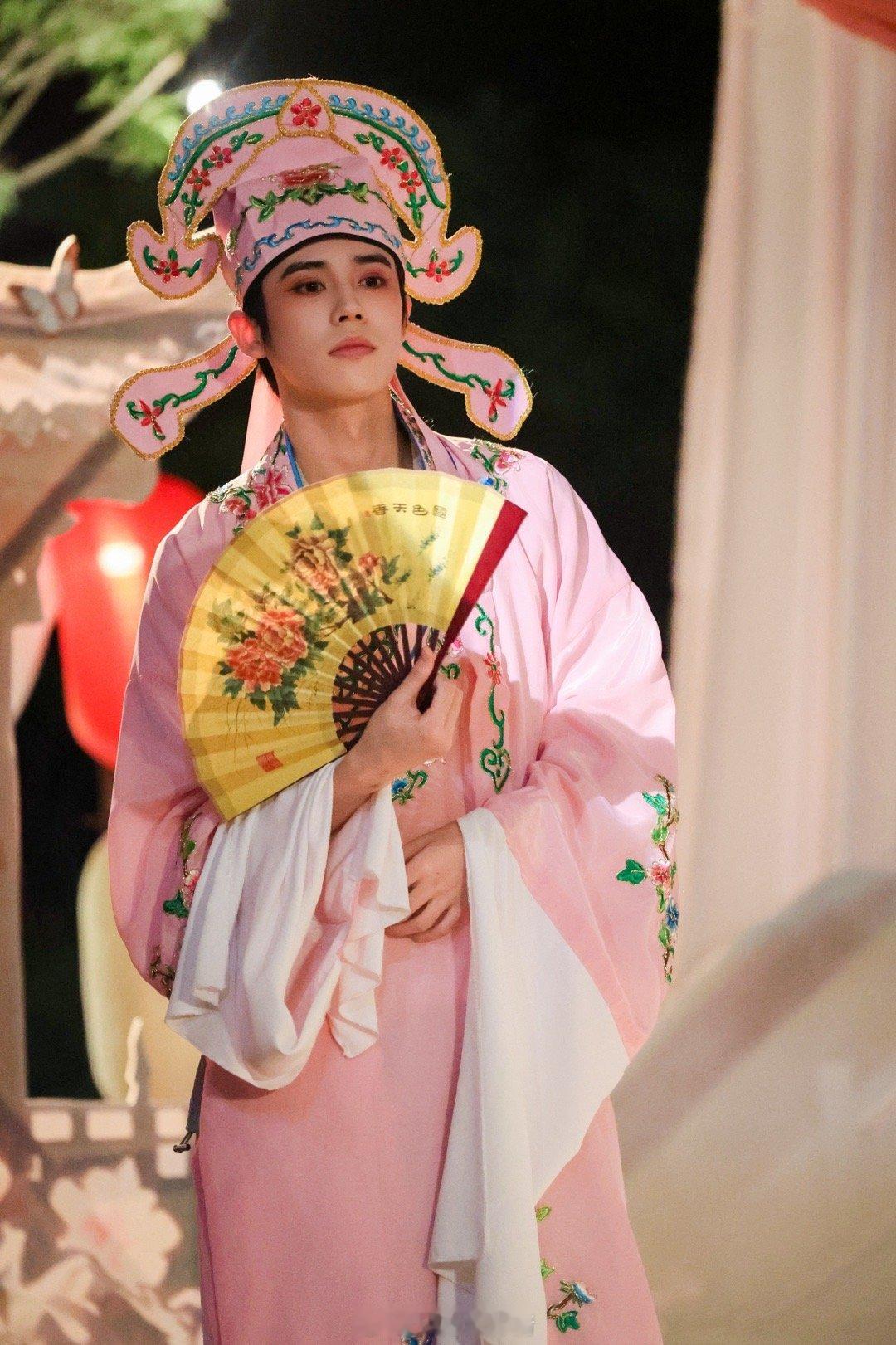 姚景元演的祝英台 姚景元这版祝英台也太有东西了！从被按着化妆时的不情不愿，到台上